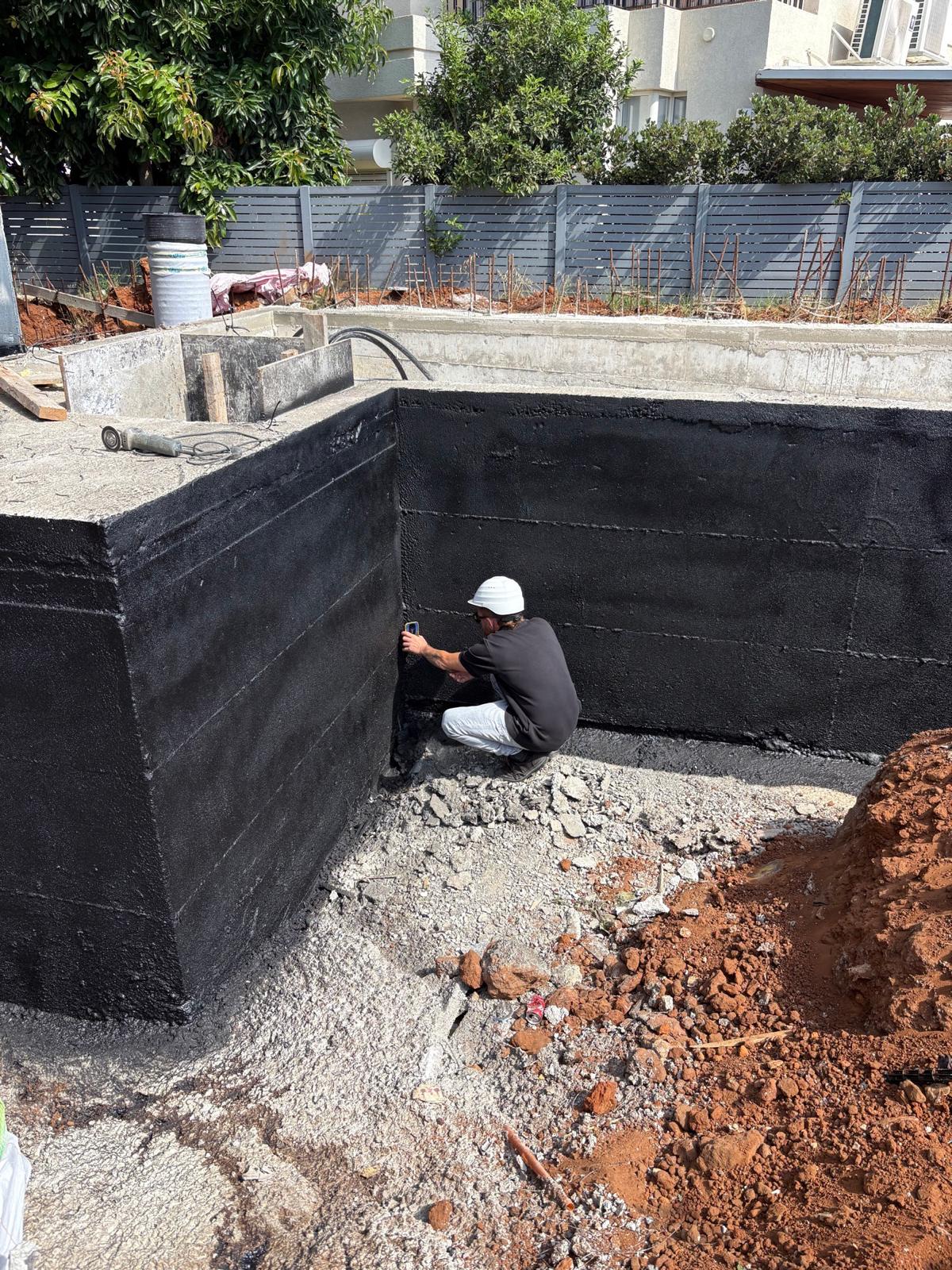 פועל בודק איטום מקצועי בפרויקט של B.T Projects